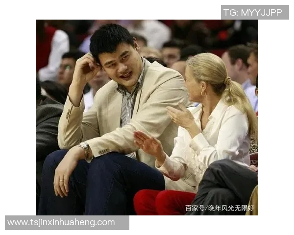 姚明携手爱犬共度悠闲时光展现温馨生活瞬间