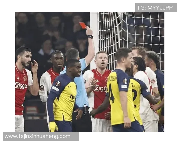 欧联杯精彩对决那不勒斯3-0曼联引发争议判罚全场沸腾 欧联杯精彩对决那不勒斯3-0曼联引发争议判罚全场沸腾